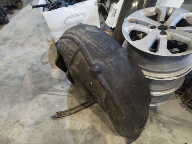 bontott BMW 3 F30-F35 Bal hátsó Dobbetét (Kerékjárati, Műanyag)