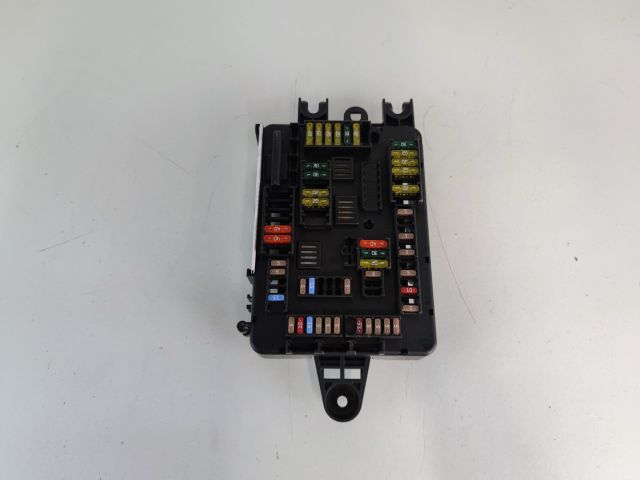 bontott BMW 3 F30-F35 Biztosítéktábla Csomagtér