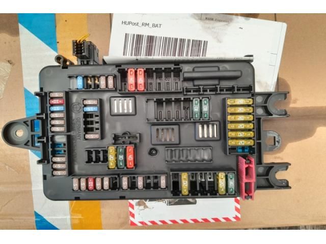 bontott BMW 3 F30-F35 Biztosítéktábla Utastér