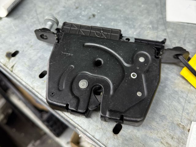 bontott BMW 3 F30-F35 Csomagtérajtó Zárszerkezet