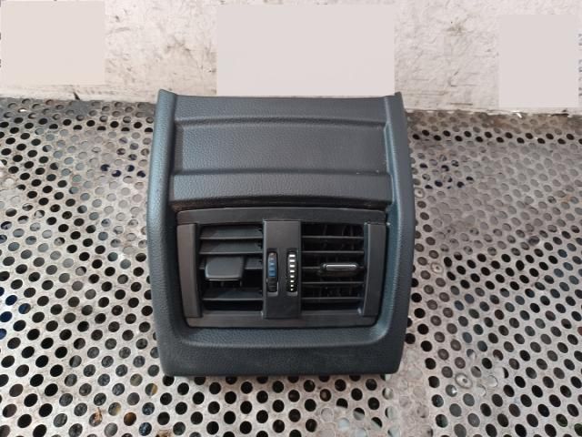 bontott BMW 3 F30-F35 Hátsó középső Szellőző