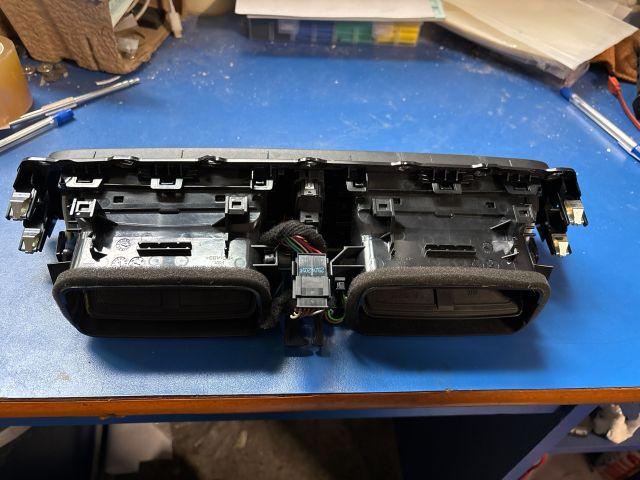 bontott BMW 3 F30-F35 Középső Szellőző