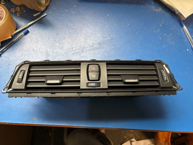 bontott BMW 3 F30-F35 Középső Szellőző