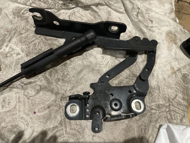 bontott BMW 3 F30-F35 Motorháztető Jobb Zsanér