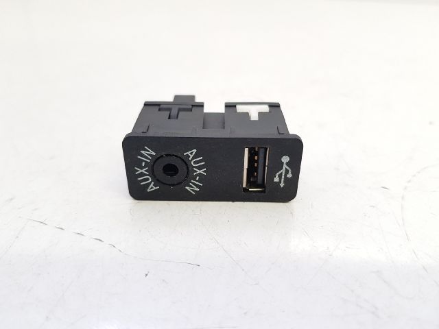 bontott BMW 3 F30-F35 USB Aljzat