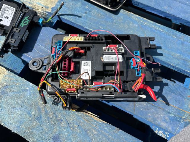 bontott BMW 3 GT Biztosítéktábla Csomagtér