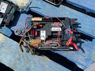 bontott BMW 3 GT Biztosítéktábla Csomagtér