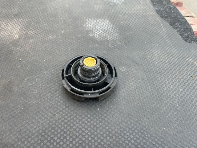 bontott BMW 3 GT Kiegyenlítőtartály Sapka