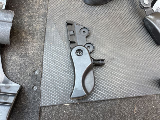 bontott BMW 3 GT Motorháztető Nyitó Kar / Gomb