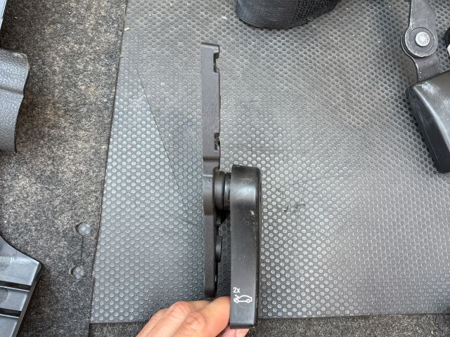 bontott BMW 3 GT Motorháztető Nyitó Kar / Gomb