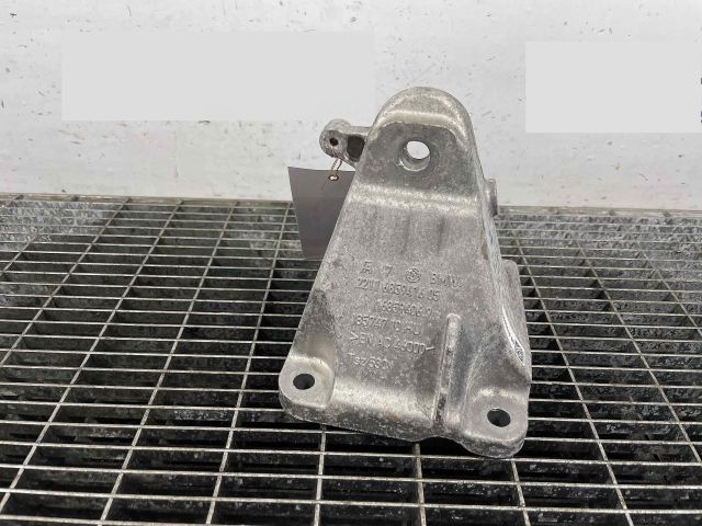 bontott BMW 4 Motor Tartó Bak Jobb