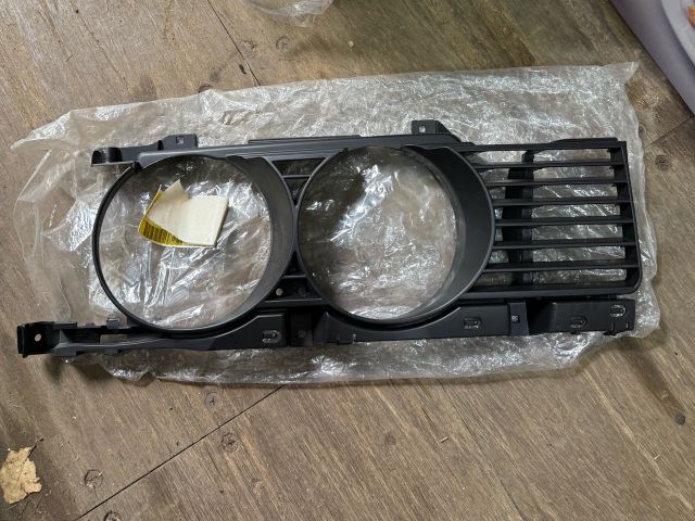 bontott BMW 5 E34 Hűtőrács