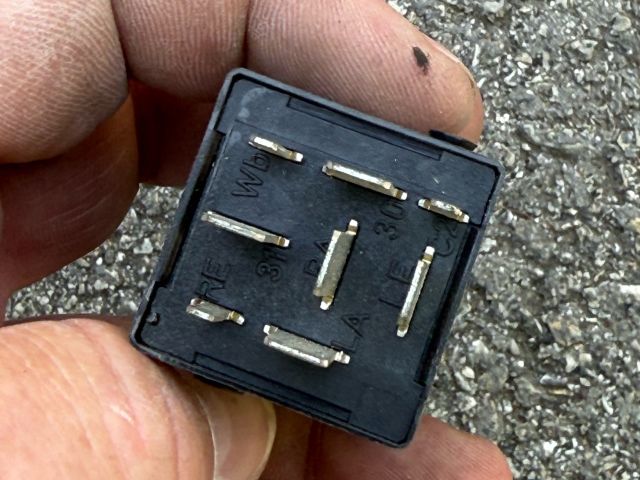 bontott BMW 5 E34 Relé