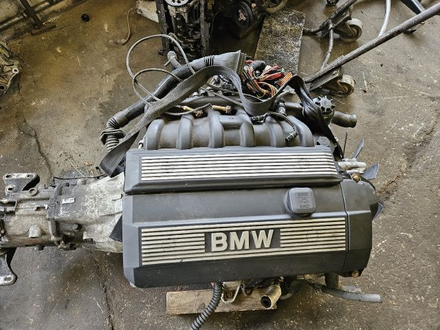 bontott BMW 5 E39 Komplett Motor (Segédberendezésekkel)