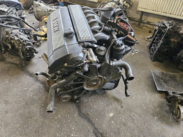 bontott BMW 5 E39 Komplett Motor (Segédberendezésekkel)