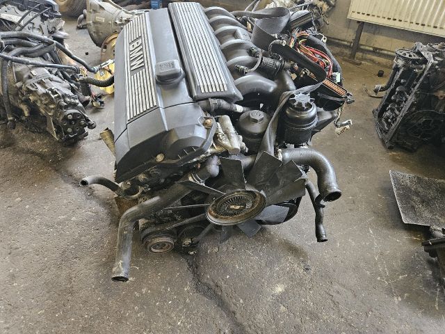 bontott BMW 5 E39 Motor (Fűzött blokk hengerfejjel)