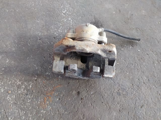 bontott BMW 5 E39 Bal első Féknyereg Munkahengerrel