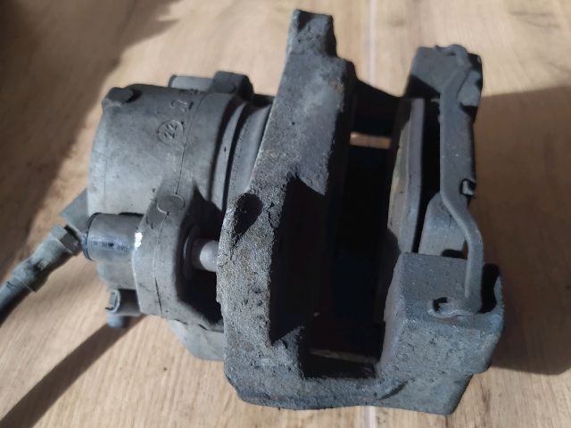 bontott BMW 5 E39 Jobb első Féknyereg Munkahengerrel