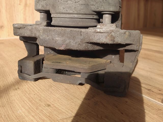 bontott BMW 5 E39 Jobb első Féknyereg Munkahengerrel