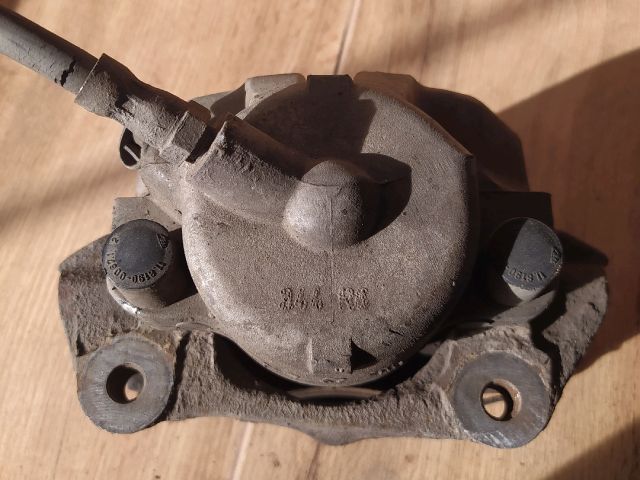 bontott BMW 5 E39 Jobb első Féknyereg Munkahengerrel