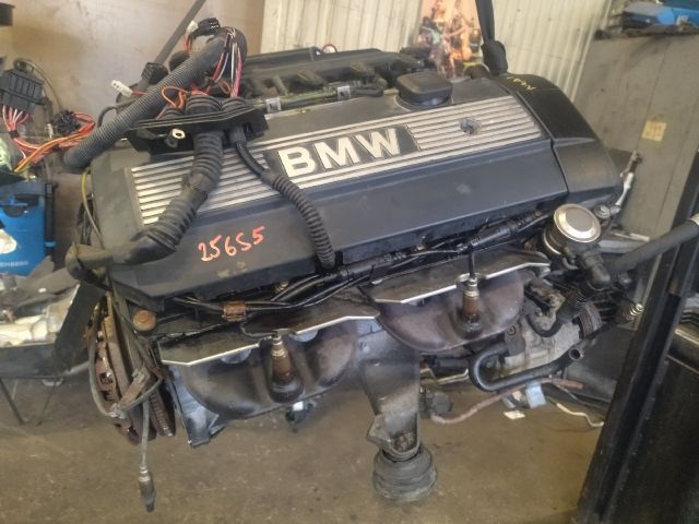 bontott BMW 5 E39 Komplett Motor (Segédberendezésekkel)