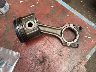 bontott BMW 5 E39 Dugattyú és Hajtókar