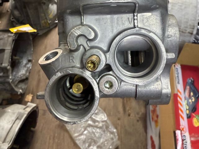 bontott BMW 5 E39 Olajszűrő Ház