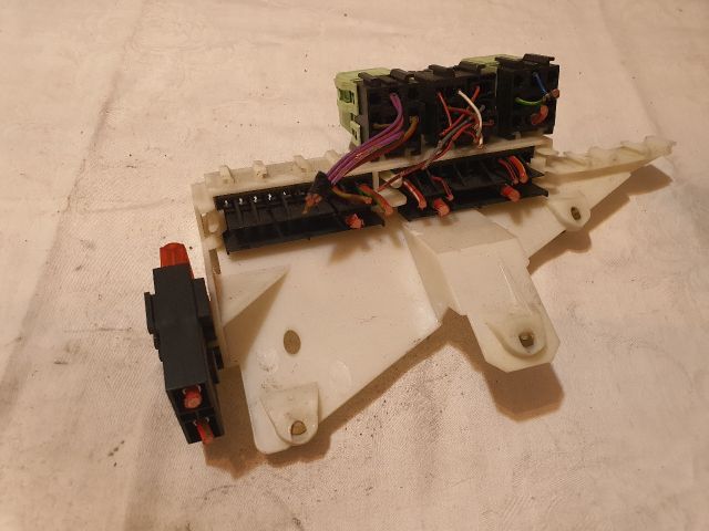 bontott BMW 5 E39 Biztosítéktábla Csomagtér