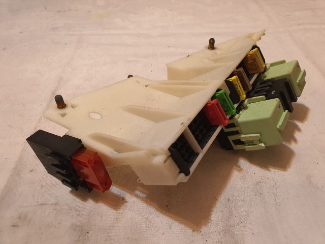 bontott BMW 5 E39 Biztosítéktábla Csomagtér