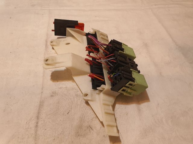 bontott BMW 5 E39 Biztosítéktábla Csomagtér