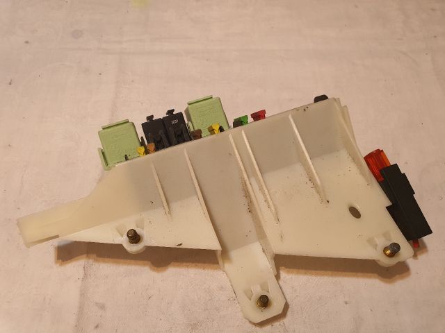 bontott BMW 5 E39 Biztosítéktábla Csomagtér