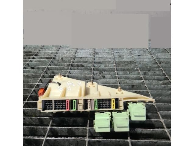 bontott BMW 5 E39 Biztosítéktábla Utastér