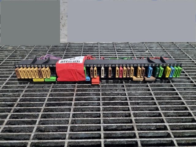 bontott BMW 5 E39 Biztosítéktábla Utastér