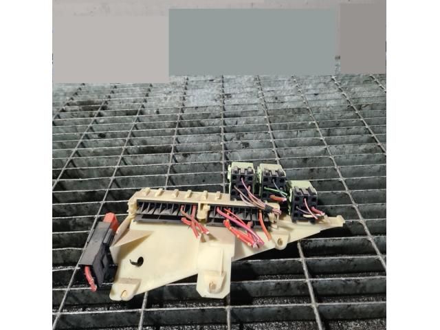 bontott BMW 5 E39 Biztosítéktábla Utastér