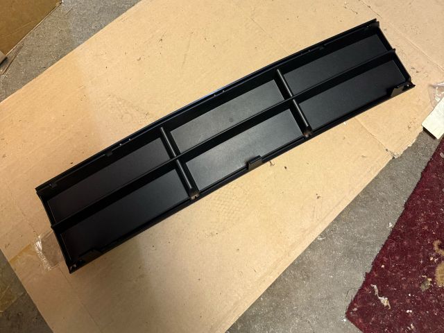 bontott BMW 5 E39 Első Lökhárító Alsó Középső Díszrács