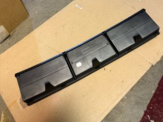 bontott BMW 5 E39 Első Lökhárító Alsó Középső Díszrács