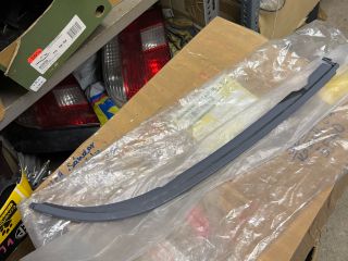 bontott BMW 5 E39 Jobb Fényszóró Bajusz Díszléc