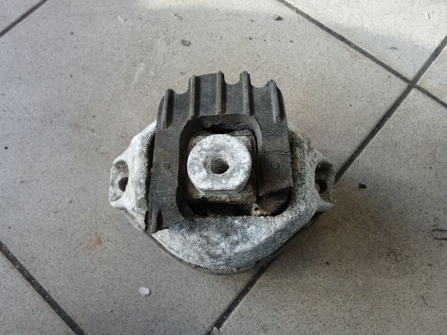 bontott BMW 5 E60 Motor Tartó Bak (Pozíciófüggetlen)