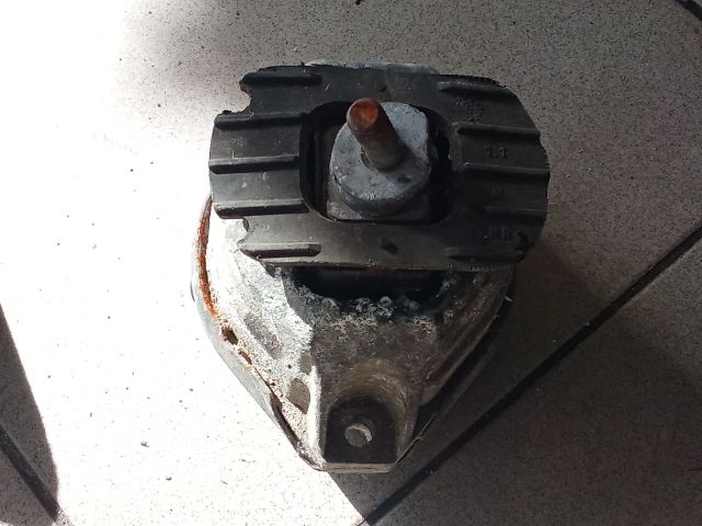 bontott BMW 5 E60 Motor Tartó Bak (Pozíciófüggetlen)