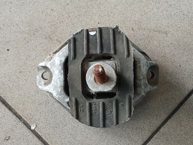 bontott BMW 5 E60 Motor Tartó Bak (Pozíciófüggetlen)