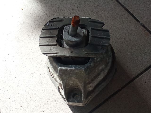 bontott BMW 5 E60 Motor Tartó Bak (Pozíciófüggetlen)