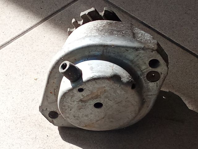 bontott BMW 5 E60 Motor Tartó Bak (Pozíciófüggetlen)