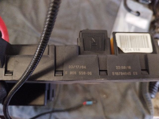 bontott BMW 5 E60 Biztosítéktábla Motortér