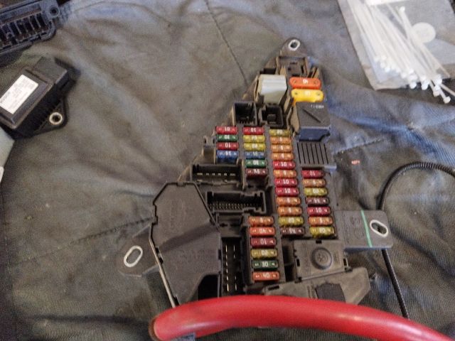 bontott BMW 5 E60 Biztosítéktábla Motortér