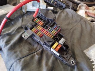 bontott BMW 5 E60 Biztosítéktábla Motortér