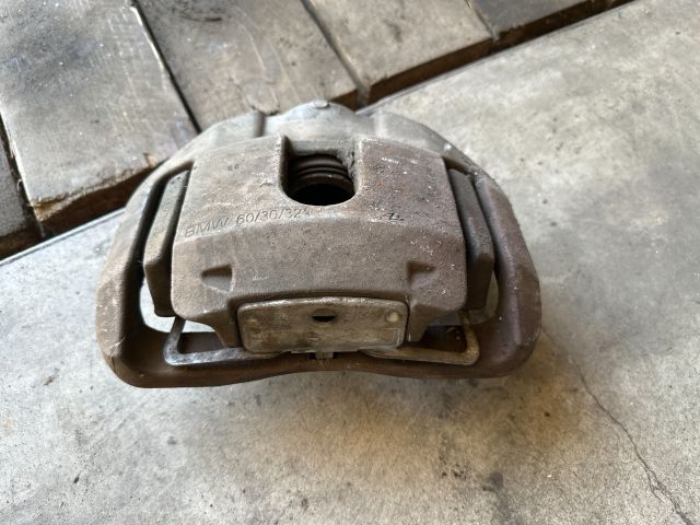 bontott BMW 5 E60 Jobb első Féknyereg Munkahengerrel