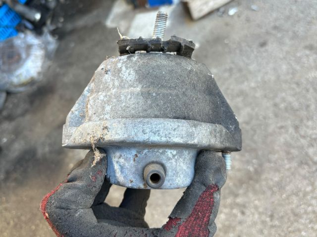 bontott BMW 5 E60 Motor Tartó Bak Jobb