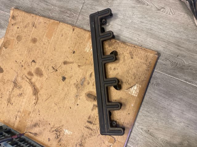 bontott BMW 5 E60 Porlasztó Burkolat