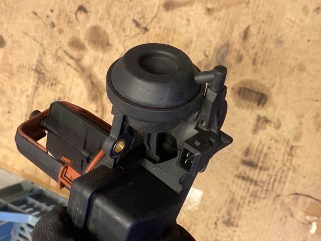 bontott BMW 5 E60 Szívósor Állító Vákuumszelep