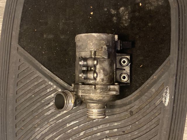 bontott BMW 5 E60 Vízpumpa